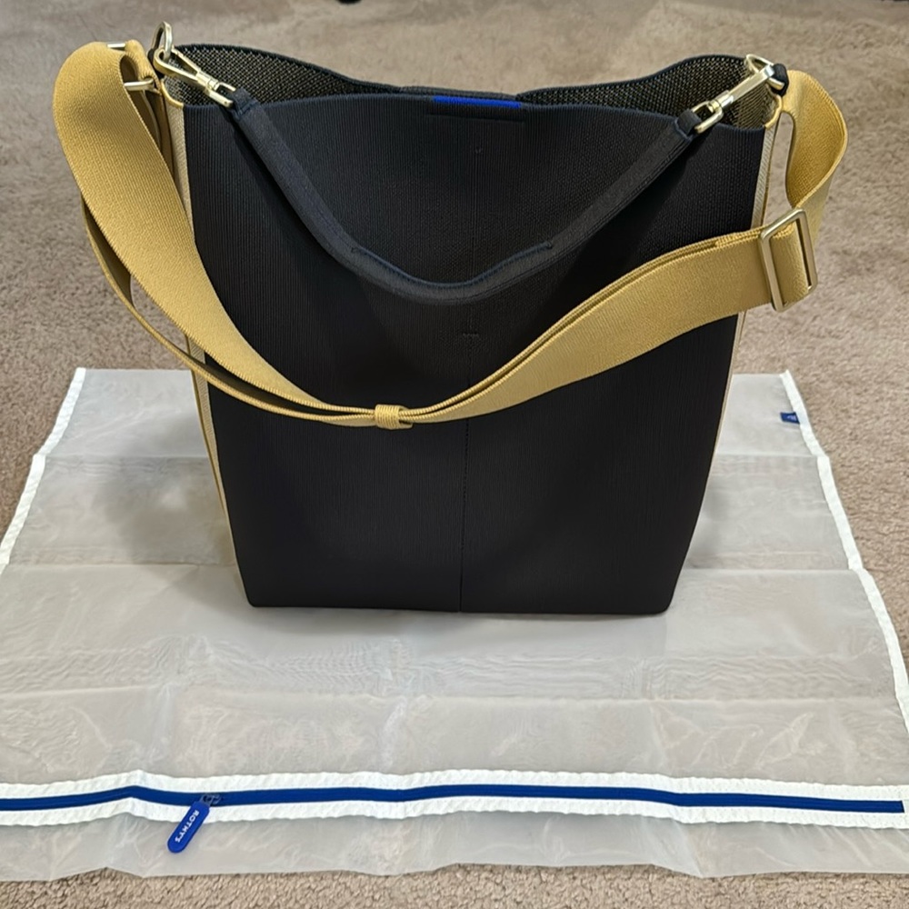 Rothy’s Bucket Bag - Ink and Ivory